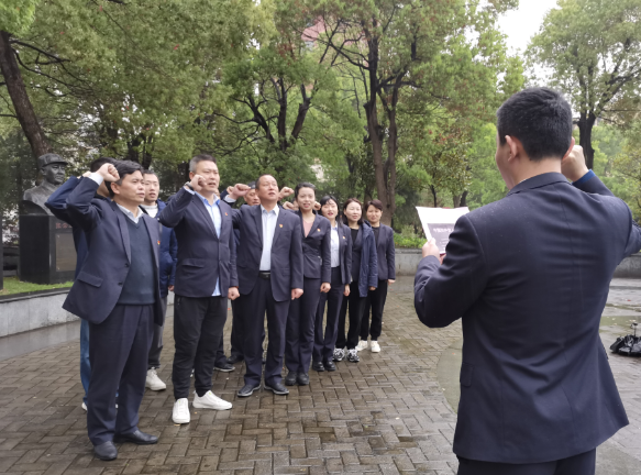 都市城際公交 旅遊客運分公司黨支部開展“緬懷革命先烈，傳承紅色基因”祭掃活動