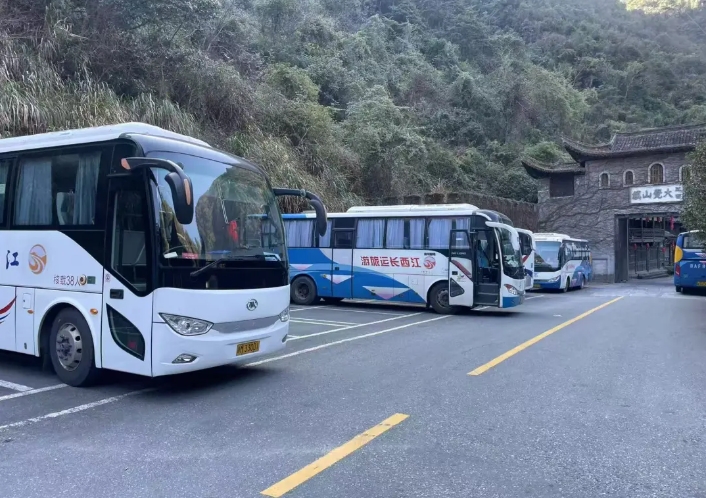 保障大(dà)覺山景區接駁車運營