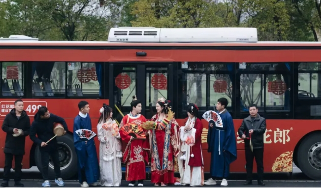 新餘公交:公交車變身婚車 開往“下一(yī / yì /yí)站幸福”
