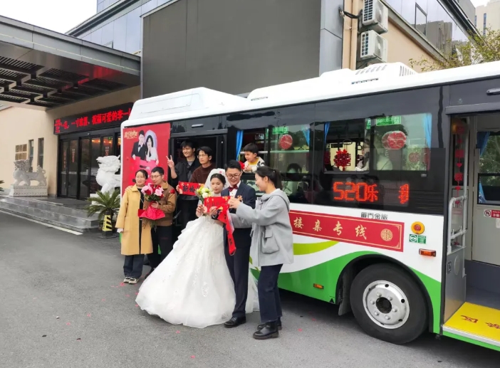 黃山長運:公交車變浪漫“婚車” 環保又時(shí)尚