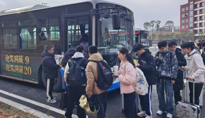 新餘公交:開通公交專線 助力學生平安回家