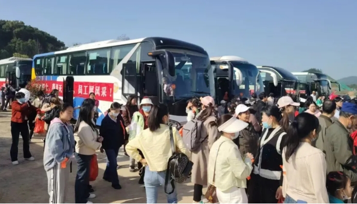 共青公司全力護航服裝廠大(dà)型春遊團建